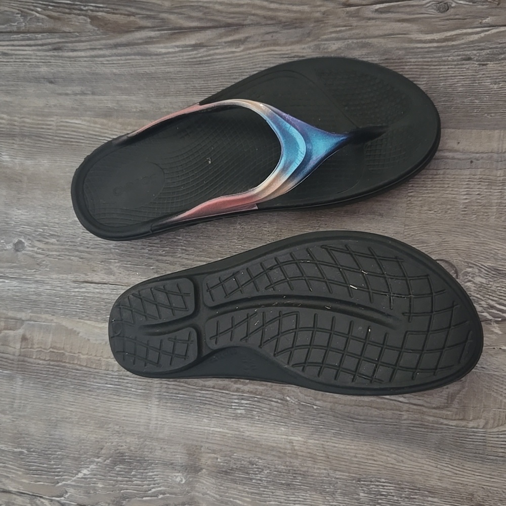 OOFOS Women's Sandal with Black and Purple Gradient - Picture 5 of 5